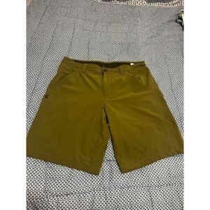 Men’s size 34 green under armour shorts